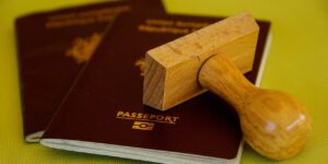 Ein Reisepass und ein Stempel