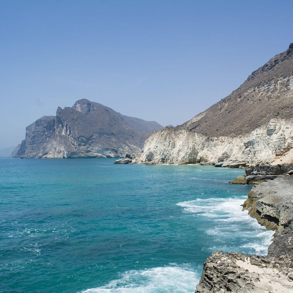Klippen und Sandstrand an der Westküste des Oman