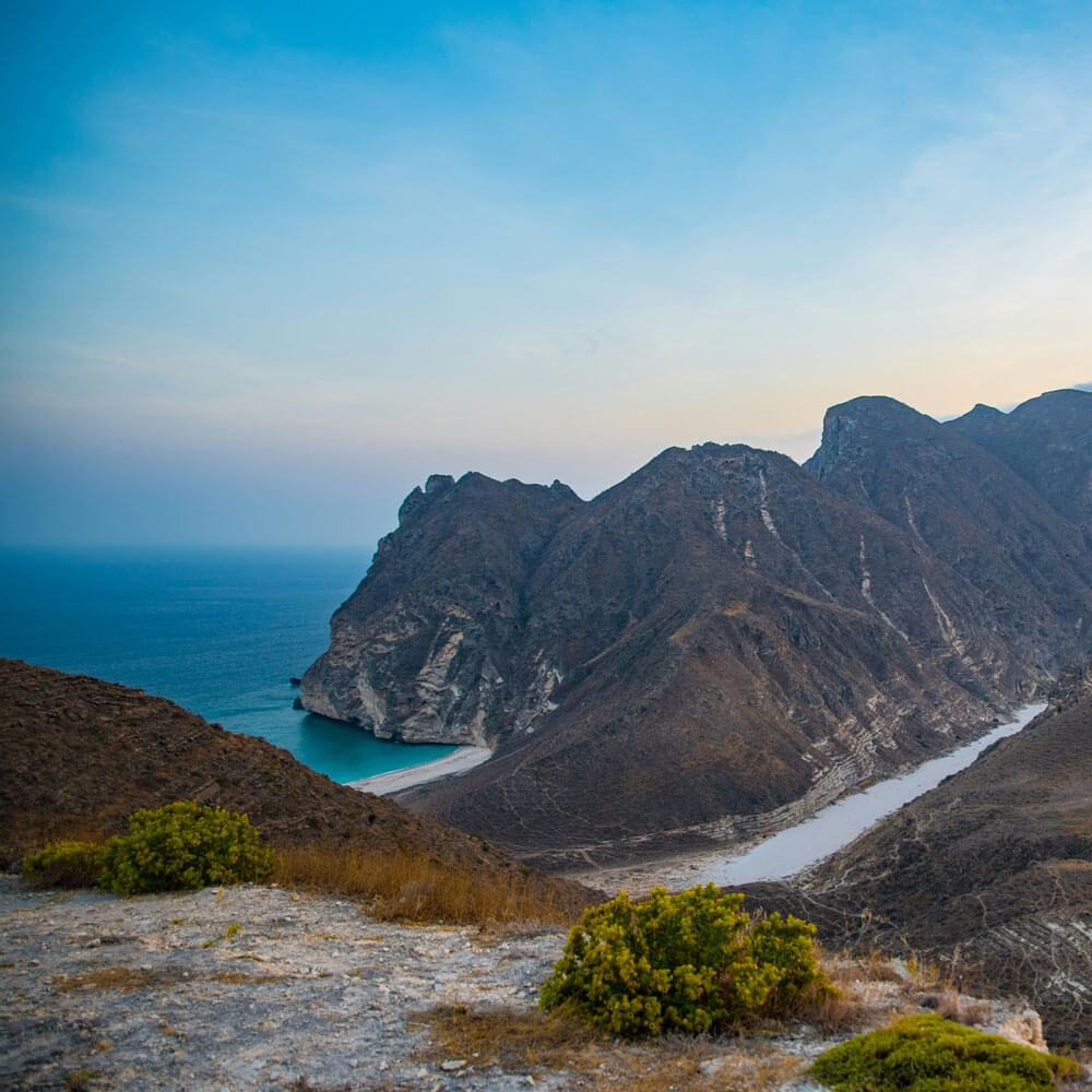Klippen und Sandstrand an der Westküste des Oman